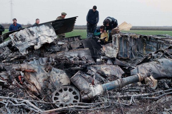 Stručnjaci Vojske Jugoslavije 28. marta 1999. proveravaju olupinu oborenog „nevidljivog“ F-117 aviona u selu Buđanovci, Pilota je u dobrom stanju spasila borbena spasilačka ekipa, a američki zvaničnici rekli su da ne znaju uzrok nesreće. - Sputnik Srbija