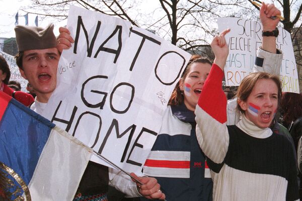 Oko 1.500 demonstranata u centru Nirnberga u Nemačkoj, u subotu, 27. marta 1999. protestovalo je protiv NATO bombardovanja Jugoslavije. Demonstranti sa naslikanim jugoslovenskim zastavama na licima, zahtevali su hitno zaustavljanje bombardovanja. - Sputnik Srbija