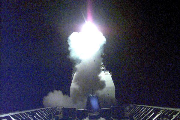 Krstareća raketa „tomahavk“ lansirana sa pramca krstarice američke mornarice „USS Filipin si“ na ciljeve širom Jugoslavije, 24. mart 1999. Krstarica je, ploveći Jadranskim morem kod obale Hrvatske, učestvovala u operaciji koju je vodio NATO. - Sputnik Srbija