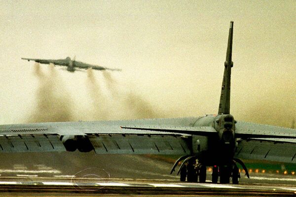 Američki bombarder B-52 se postavlja na pistu dok drugi poleće iz vazduhoplovne baze RAF u Ferfordu, 85 milja zapadno od Londona, u ponedeljak, 29. marta 1999. B-52 korišćeni su u NATO bombardovanju Jugoslavije. Dok su etnički Albanci preplavljivali Kosovo, NATO se utrkivao sa vremenom kako bi razbio srpske vojne jedinice i ublažio ono što su zvaničnici rekli da brzo postaje najgora humanitarna katastrofa u Evropi od Drugog svetskog rata. - Sputnik Srbija