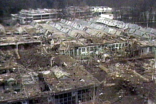 Pogled iz vazduha na ruševine fabričkog kompleksa u Čačku u utorak, 30. marta 1999. Fabrika je pogođena sa četiri projektila tokom vazdušnih napada NATO-a u ponedeljak uveče. Fabrika je takođe gađana u vazdušnim napadima dan pre. - Sputnik Srbija