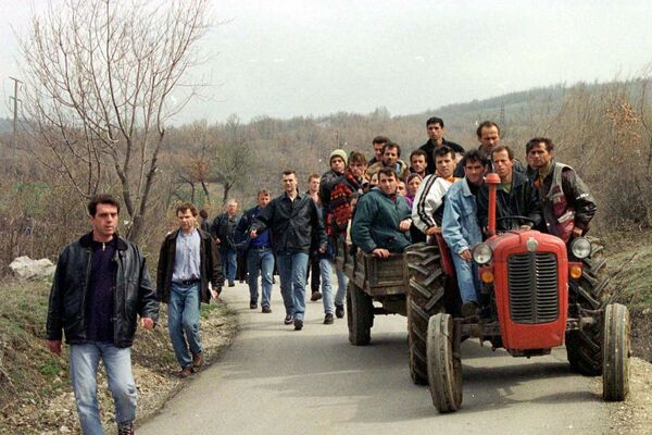 Etničke albanske izbeglice sa Kosova kreću ka makedonskoj granici u blizini sela Blace, 25 km severozapadno od Skoplja, Makedonija u ponedeljak, 29. marta 1999. Krhku stabilnost Makedonije ugrozio je i priliv izbeglice iz susednog Kosova i njena uloga domaćina za 12.000 NATO vojnika. - Sputnik Srbija