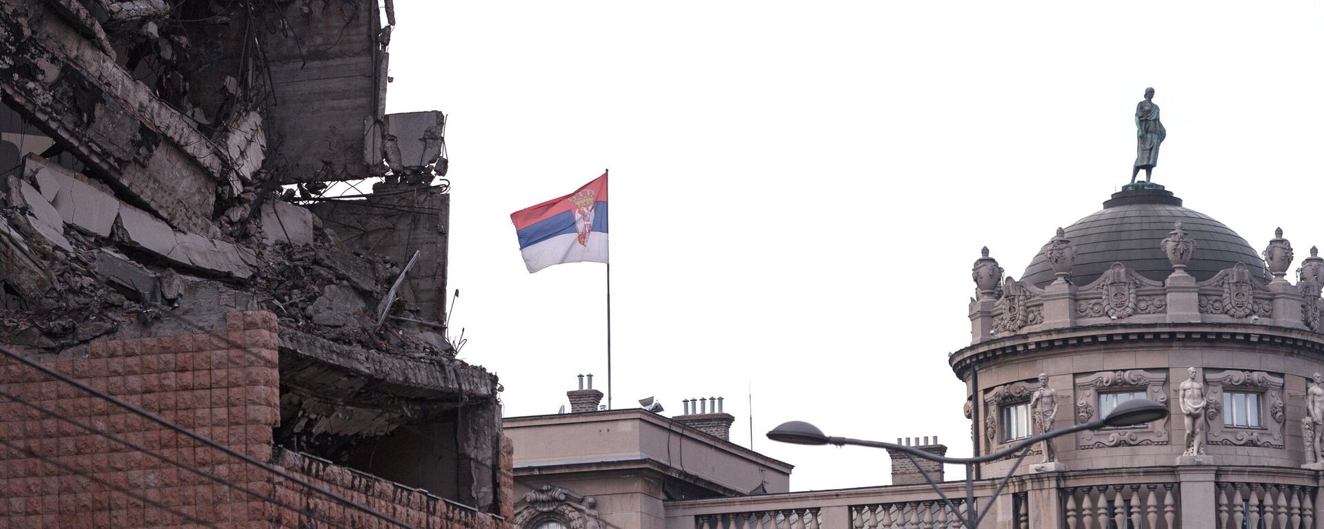 Угао зграде Министарства одбране Југославије уништене у бомбардовању 1999. - Sputnik Србија, 1920, 24.03.2022