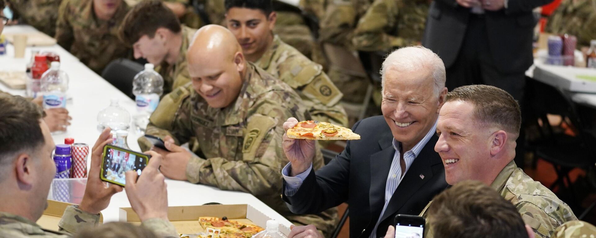 Џо Бајден једе пицу с америчким војницима у Пољској - Sputnik Србија, 1920, 25.03.2022