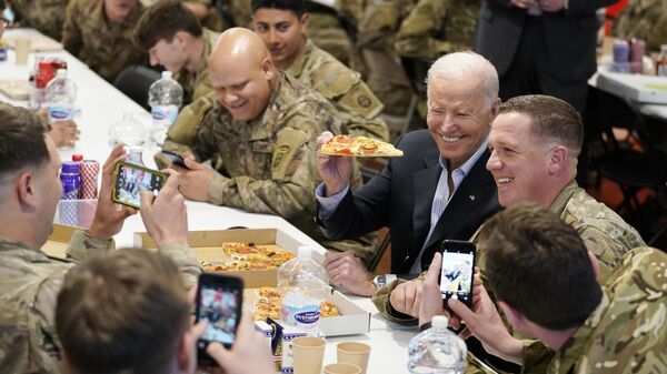 Džo Bajden jede picu s američkim vojnicima u Poljskoj - Sputnik Srbija