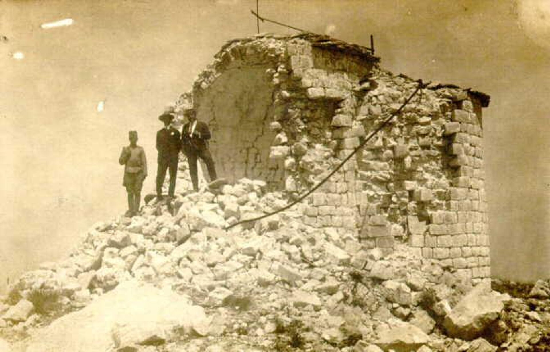 Ruševine Njegoševe kapele na Lovćenu 1924. godine - Sputnik Srbija, 1920, 28.11.2023