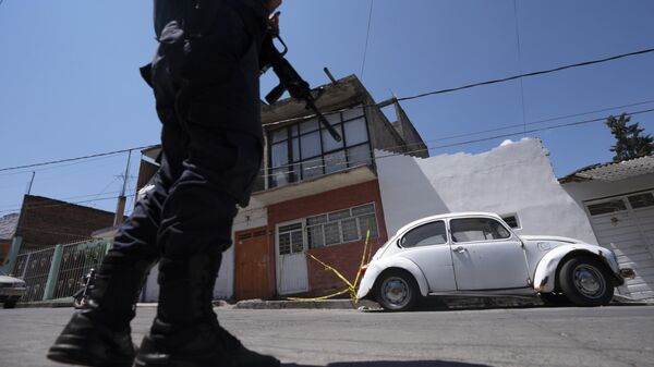 Meksički policajac na mestu ubistva u državi Mičoakan - Sputnik Srbija