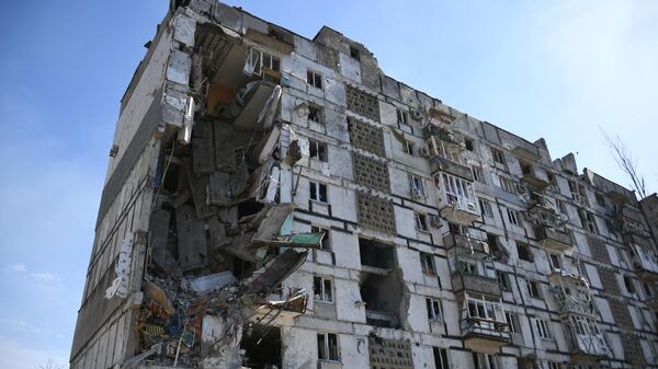 Уништена стамбена зграда у Маријупољу - Sputnik Србија