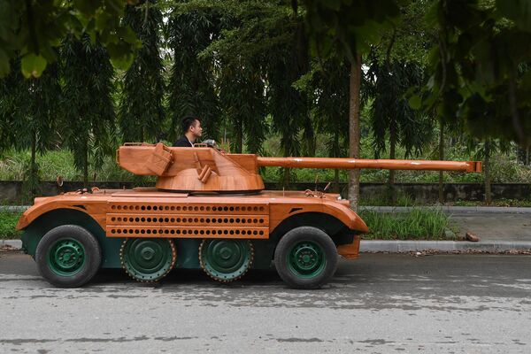 „Smatram ovo normalnim autom, preuredio sam ga u tenk da bi bio zanimljiviji“, dodao je 31-godišnji stolar. - Sputnik Srbija