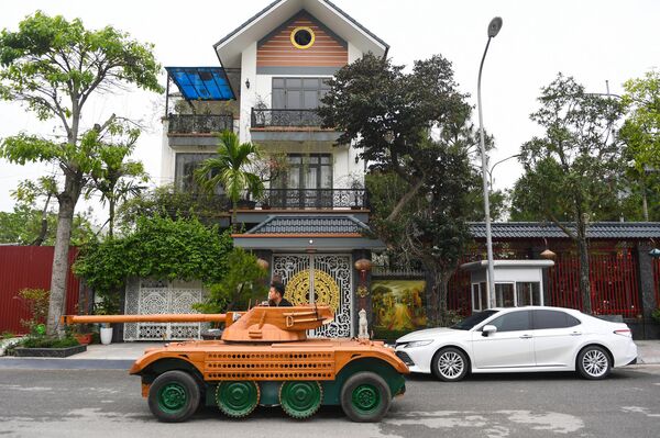 Преуређивање дрвеног возила, базираног на француском моделу ЕБР105 и заједно са репликом топа дугачком 2,8 метара, коштало је 11.000 долара. - Sputnik Србија