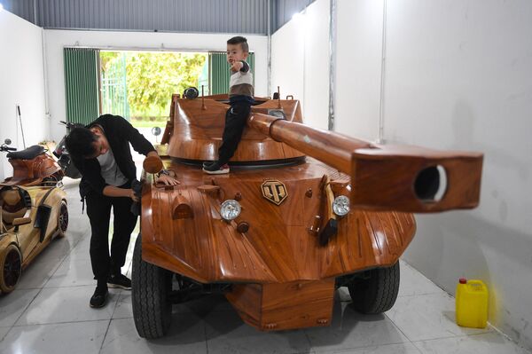 Daou i dvojici kolega je trebalo tri meseca da neiskorišćeni kombi pretvore u tenk. - Sputnik Srbija
