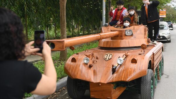Фотографирование детей в деревянном танке в провинции Бакнинь - Sputnik Србија