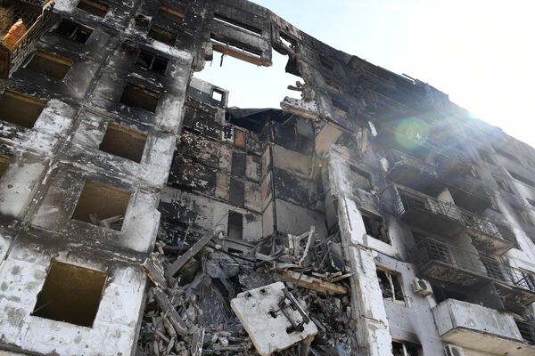 Stambena zgrada uništena usled granatiranja u Marijupolju. - Sputnik Srbija
