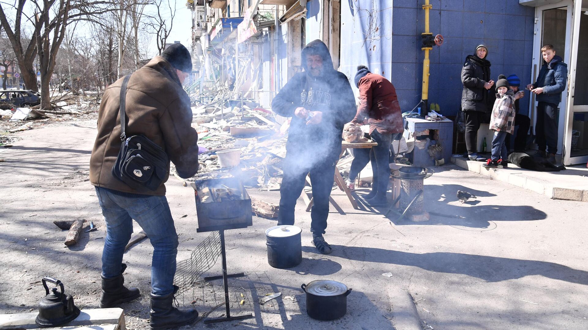 Жители готовят пищу на одной из улиц Мариуполя - Sputnik Србија, 1920, 29.03.2022