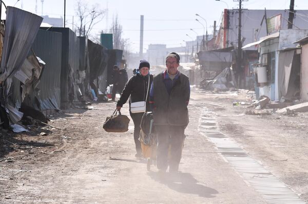 Stanovnici jedne od ulica Marijupolja. ©Viktor Antonjuk/RIA Novosti - Sputnik Srbija