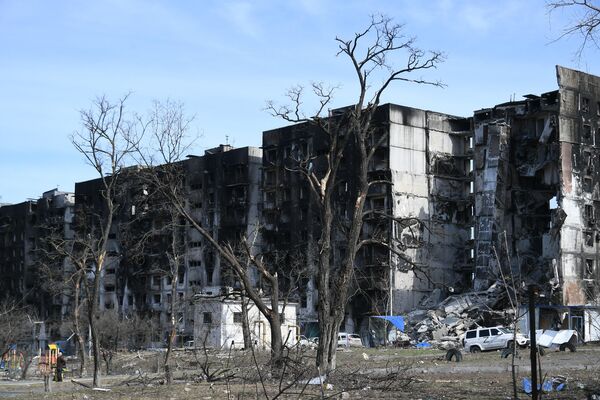 Стамбена зграда уништена као гранатама у Маријупољу. - Sputnik Србија
