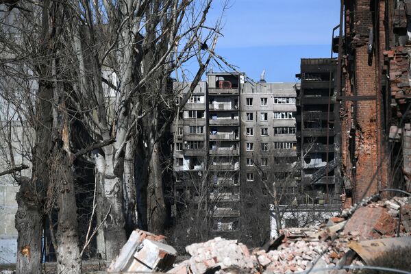 Stambena zgrada uništena u granatiranju u Marijupolju. ©Maksim Blinov/RIA Novosti - Sputnik Srbija