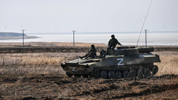 Ruski vojnici na vozilu za deminiranje UR-77 u Hersonskoj oblasti - Sputnik Srbija