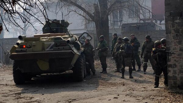 Pripadnici Narodne milicije DNR pored borbenog vozila pešadije BTR-82A u Marijupolju - Sputnik Srbija