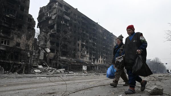 Stanovnici Marijupolja pored uništenih zgrada - Sputnik Srbija