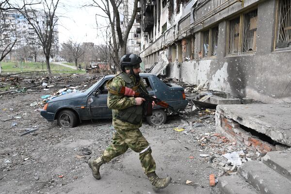 Војник специјалног пука за брзо реаговање (СОБР)  „Ахмат“ у акцији испред стамбене зграде у Маријупољу. - Sputnik Србија