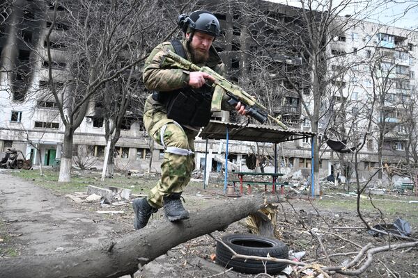 Војник специјалног пука за брзо реаговање (СОБР)  „Ахмат“ након акције у Маријупољу. - Sputnik Србија