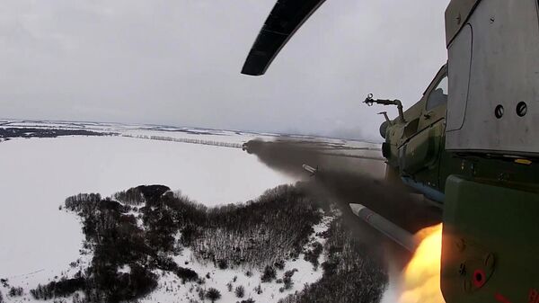 Udarni helikopter Mi-28 Vazdušno-kosmičkih snaga Rusije tokom specijalne vojne operacije u Ukrajini - Sputnik Srbija