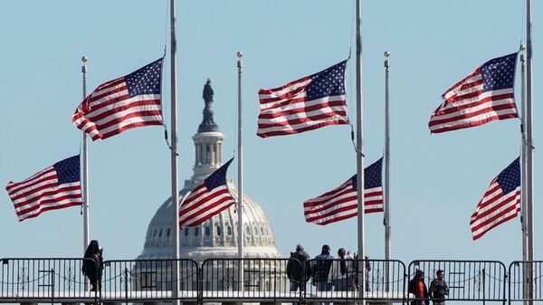 Zastave na pola koplja u SAD kao počast preminulima od virusa korona - Sputnik Srbija