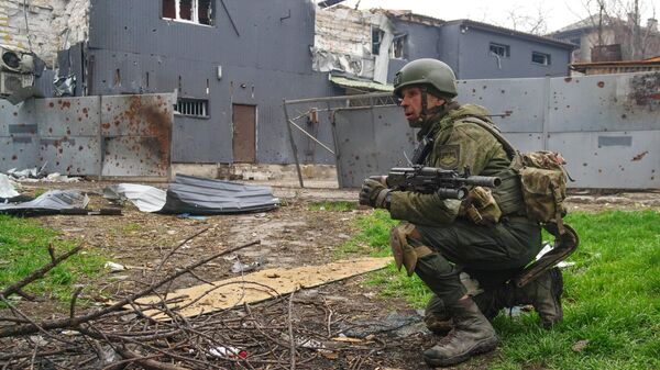 Pripadnik Nacionalne milicije DNR u blizini fabrike Azovstalj u Marijpolju - Sputnik Srbija
