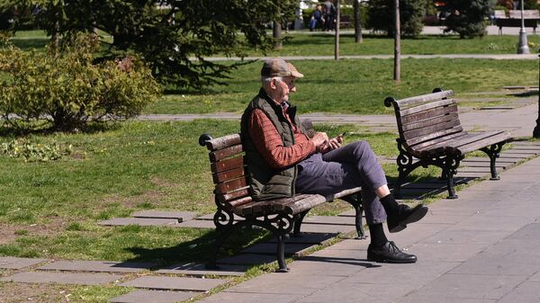 Пензионер на клупи у парку - Sputnik Србија