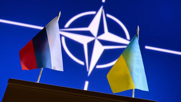 Zastava Rusije i zastava Ukrajine ispred logotipa NATO-a - Sputnik Srbija