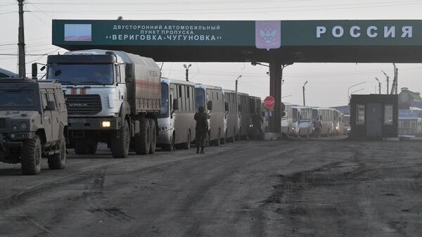 Руски војници евакуишу цивиле из Украјине  - Sputnik Србија