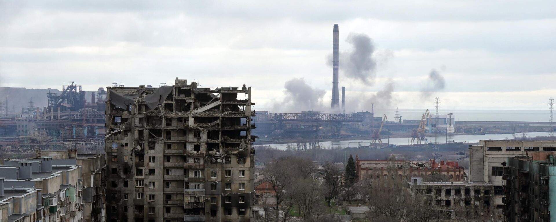 Уништене зграде у близини фабрике Азовстаљ у Маријупољу - Sputnik Србија, 1920, 21.04.2022