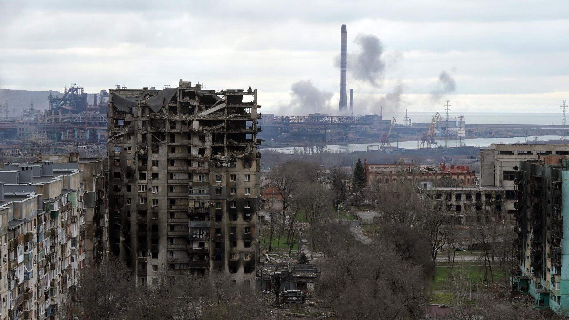 Уништене зграде у близини фабрике Азовстаљ у Маријупољу - Sputnik Србија, 1920, 21.04.2022