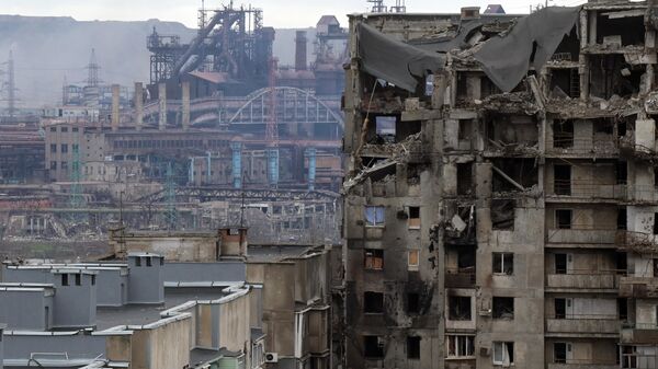 Уништена зграда у близини металуршког комбината Азовстаљ у Маријупољ - Sputnik Србија