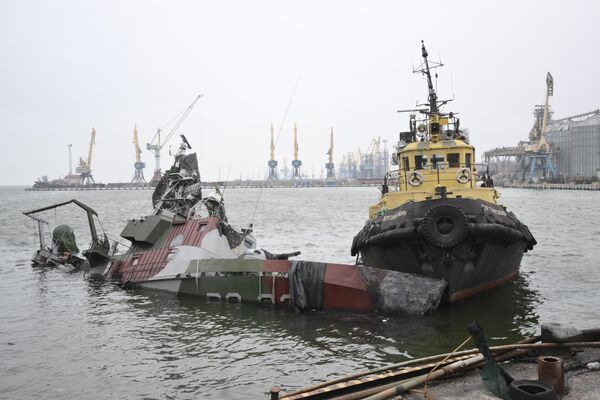 Tegljač „Petar Galaktionov“ i potopljeni brodić marine pomorske straže u trgovačkoj luci u Marijupolju - Sputnik Srbija
