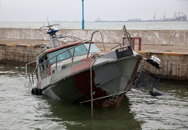 Potonuli čamci pomorske straže Državne granične službe Ukrajine nedaleko od luke u Marijupolju - Sputnik Srbija