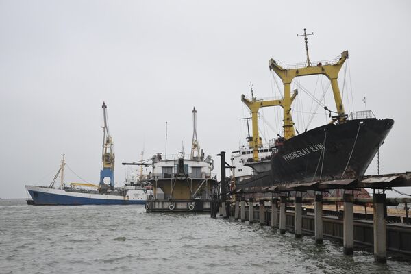 Моторни брод „Вјачеслав Иљин“ и рибарски брод „Белобог“ у луци у Маријупољу - Sputnik Србија