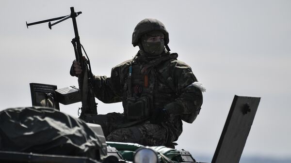 Pripadnik Oružanih snaga Rusije na tenku u blizini Hersona - Sputnik Srbija