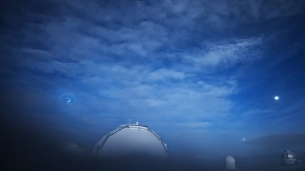 Snimak ekrana sa video-snimka snimljenog „Subaru“ teleskopom na Havajima, koji prikazuje čudnu sjajnu spiralu na nebu iznad Mauna Kea - Sputnik Srbija