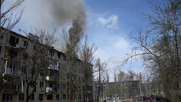 Uništena stambena zgrada u Marijupolju - Sputnik Srbija
