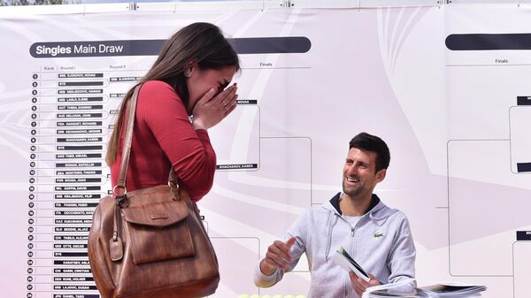 Trudnica se rasplakala dok joj je Novak Đoković davao autogram - Sputnik Srbija