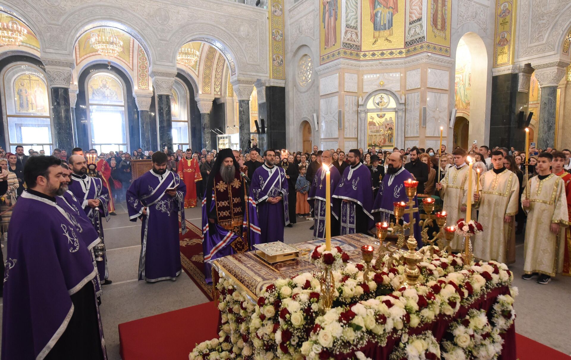 Patrijarh Srpske pravoslavne crkve Porfirije služio je večernje Velikog Petka u Hramu Svetog Save - Sputnik Srbija, 1920, 22.04.2022