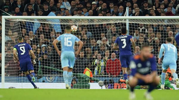 Karim Benzema postiže gol iz penala na utakmici Mančester siti – Real Madrid - Sputnik Srbija