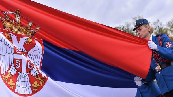 Pripadnice Garde sa zastavom Srbije - Sputnik Srbija