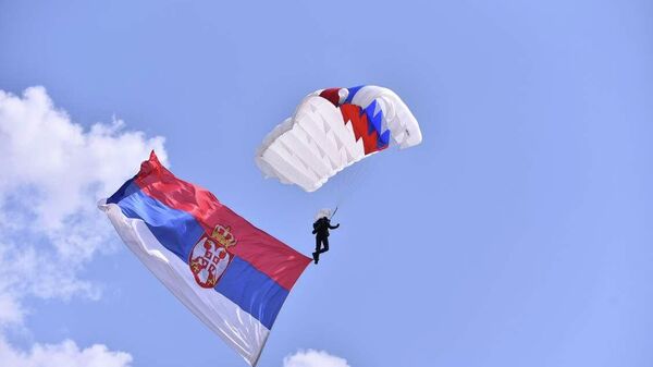 Padobranci Vojske Srbije sa zastavama VS i Srbije - Sputnik Srbija