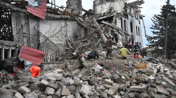 Pripadnici Ministarstva za vanredne situacije DNR raščišćavaju ruševine Donjeckog akademskog pozorišva u Marijupolju - Sputnik Srbija