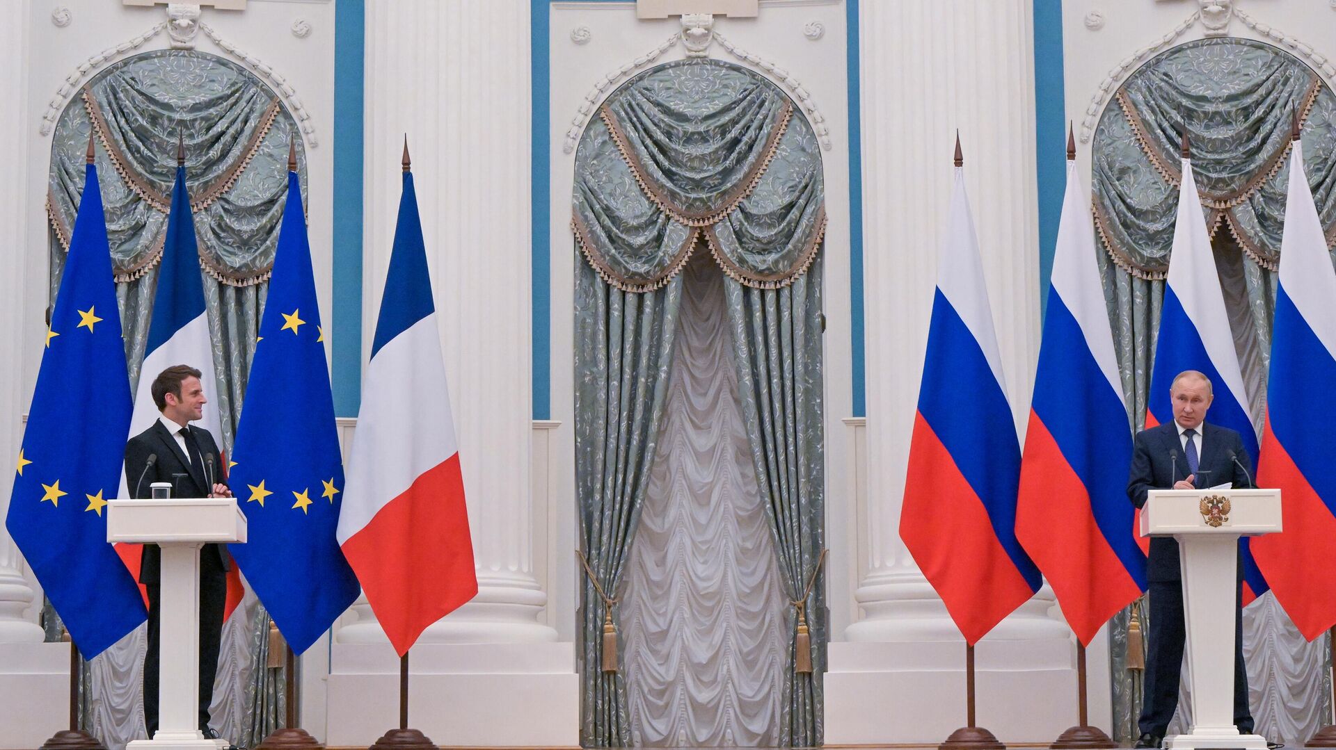 Predsednici Francuske i Rusije, Emanuel Makron i Vladimir Putin, na zajedničkoj konferenciji za medije u Kremlju - Sputnik Srbija, 1920, 03.05.2022