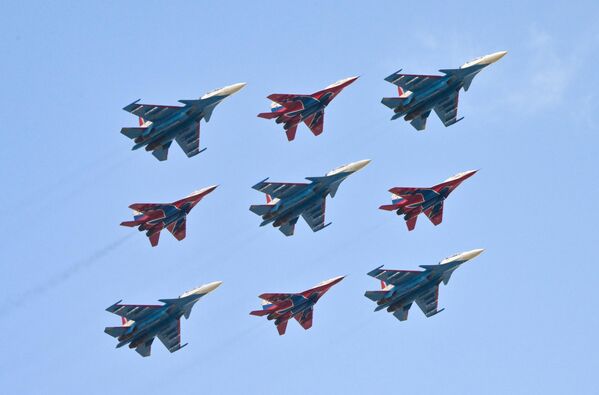 Фигура кубански брилијант ловаца МиГ-29 и Су-30СМ пилотских група Руски витезови и Стрижи на проби ваздушног дела параде победе   - Sputnik Србија
