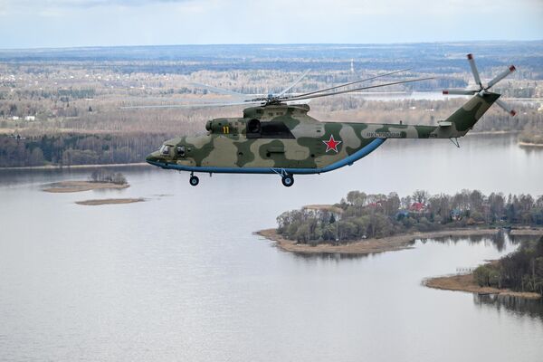 Teški višenamenski transportni helikopter Mi-26 na probi vazdušnog dela parade pobede - Sputnik Srbija
